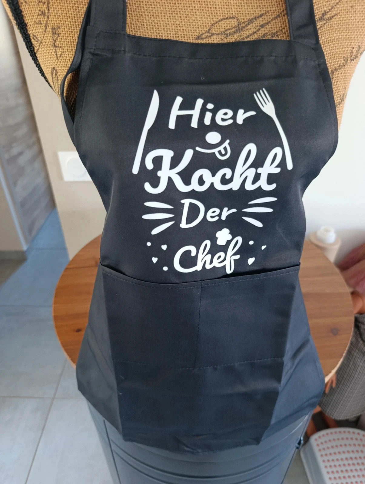 Delantal de cocina infantil negro ajustable – Hier kocht der Chef talla 5 – photo 3